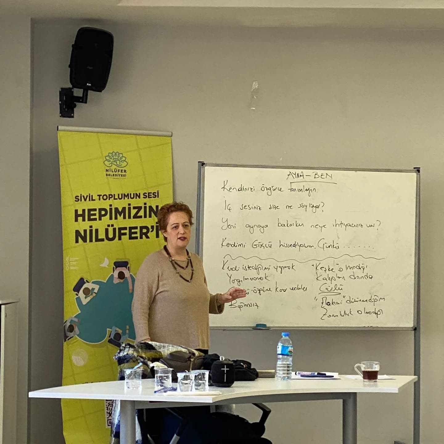 Aynadaki Kadın: Kalıpların Ötesindeki Ben Atölyesi