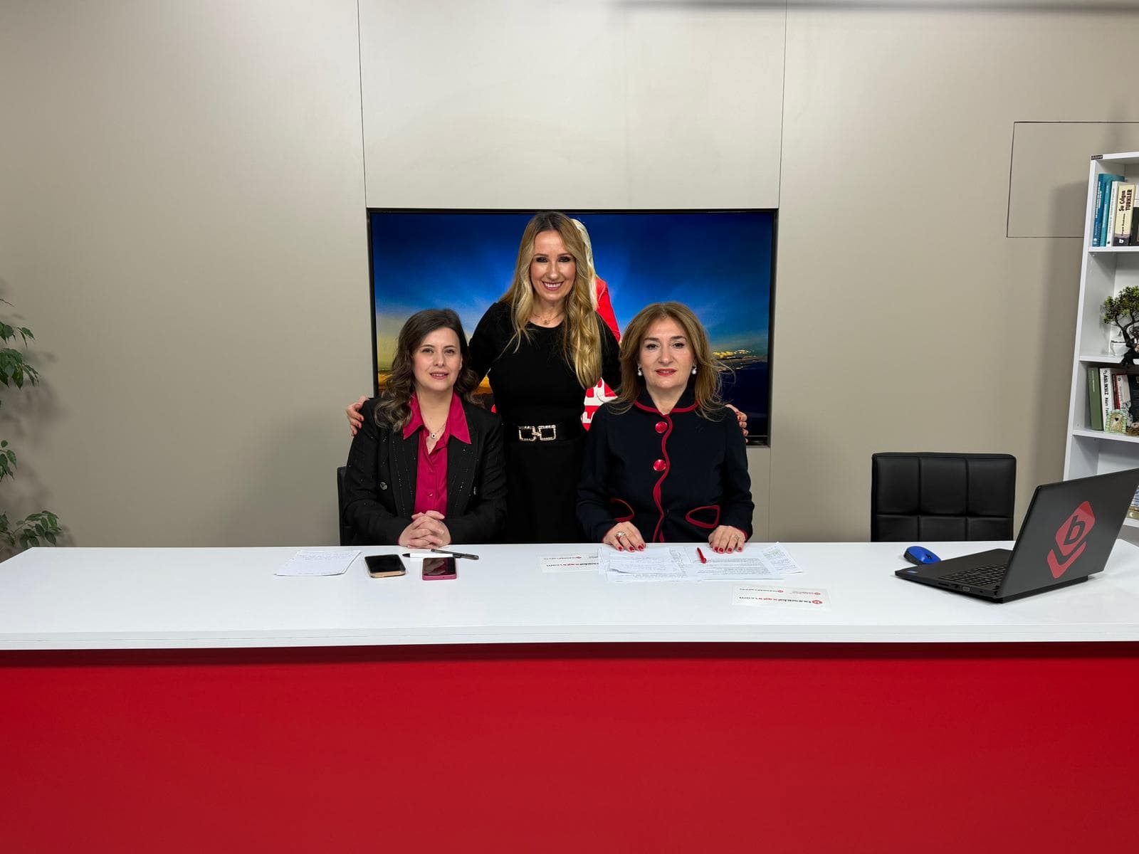 08 MART DÜNYA KADIN HAKLARI GÜNÜ KAPSAMINDA, BURSADA BUGÜN AYLİN'LE GÜNE BAŞLARKEN CANLI YAYIN